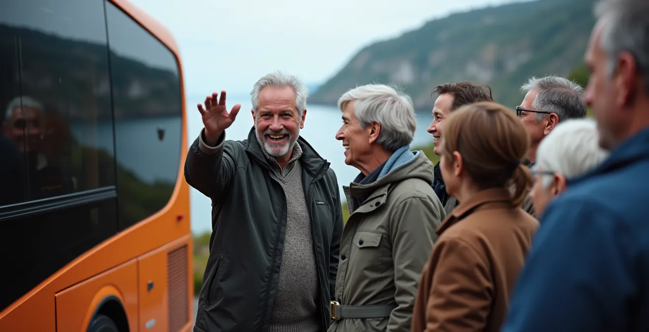 Groupe de touristes écoutant un guide devant un autobus de tourisme avec le rocher Percé en arrière-plan